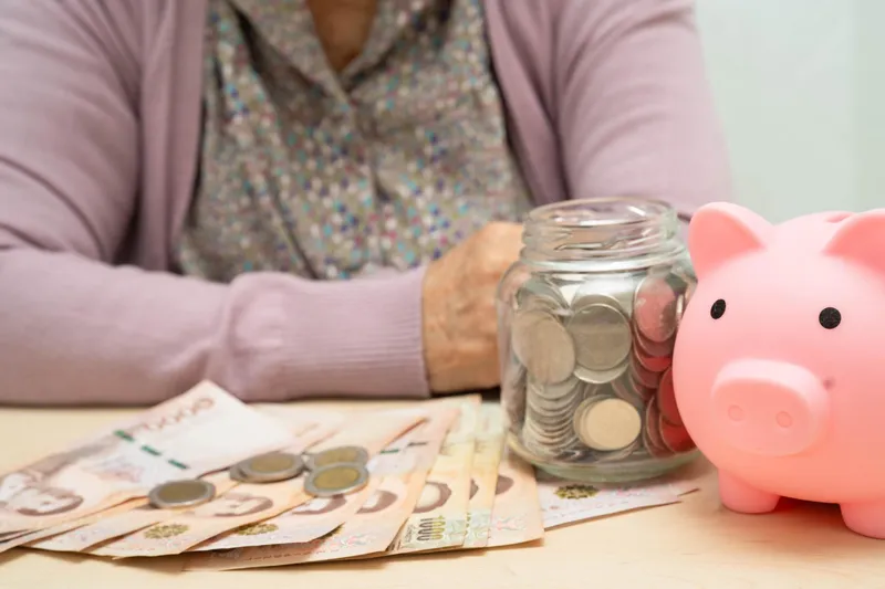 Pensionară &icirc;ngrijorată la pensie - Foto: Freepik