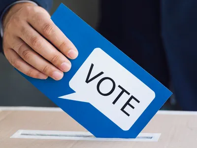 Persoană care votează - Foto: Freepik (rol ilustrativ)