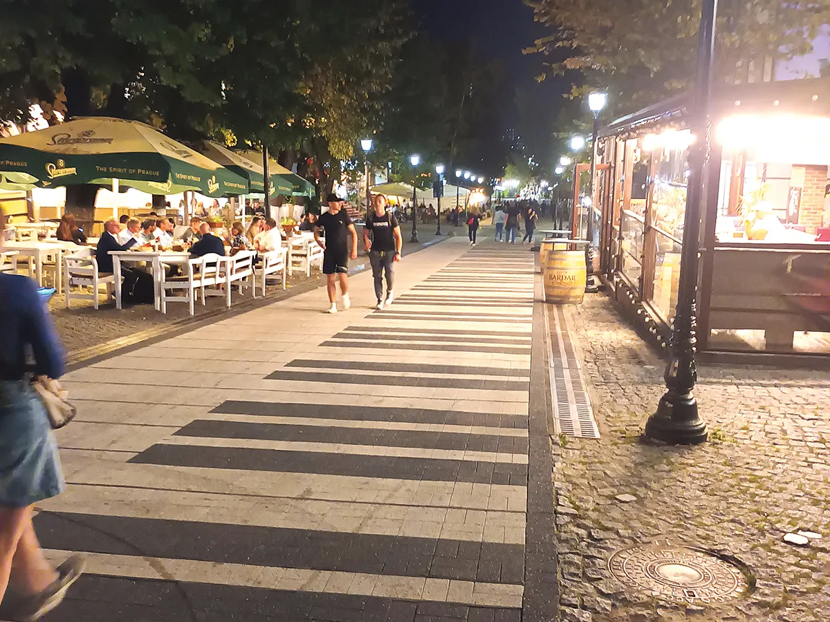 Viața de noapte pulsează în capitala Moldovei, vinurile sunt excelente, bucătarii îndrăzneți