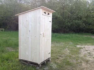 România Secolului XXI: 4 din 10 români nu beneficiază de canalizare. Au WC-ul în curte sau fosă - Foto: europafm.ro (Imagine cu rol ilustrativ)