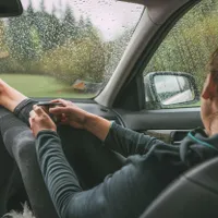 Ce se întâmplă în caz de accident, dacă stai cu picioarele pe bord sau în altă poziție greșită. / Foto: Profimedia