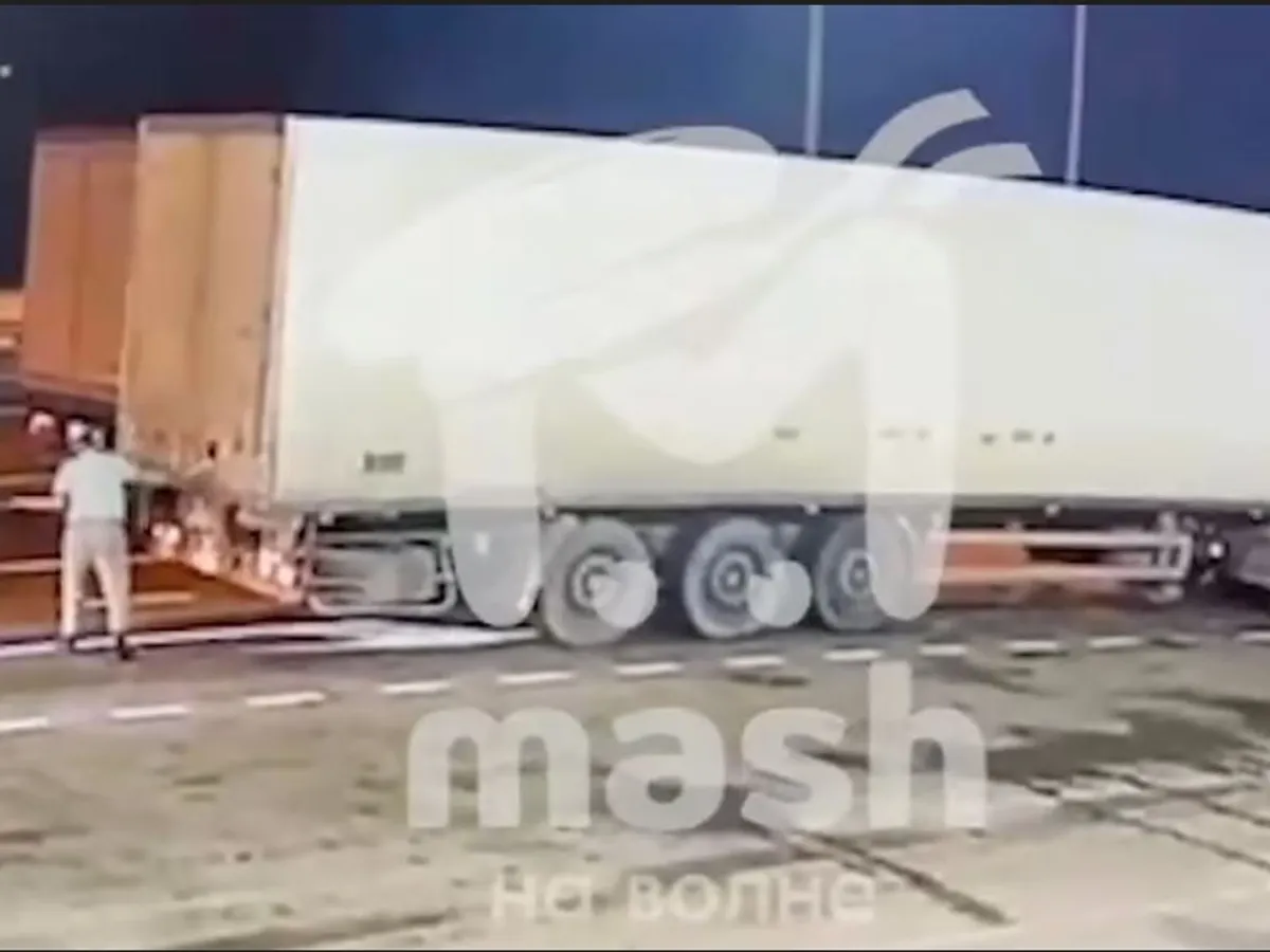 Camionul cu explozibil, controlat de ruși la intrare pe pod/foto: social media