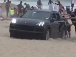 Un șofer s-a dat șmecher cu Porsche Cayenne pe plajă. / Foto: captură video