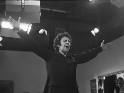 Mikis Theodorakis, recunoscut după două note muzicale/Foto: greek times