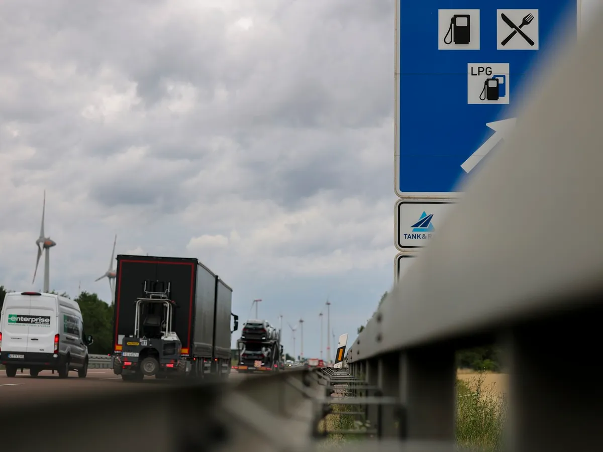 Semn de presemnalizare a unui popas pe o autostradă - Foto: Profimedia Images (Imagine cu rol ilustrativ)