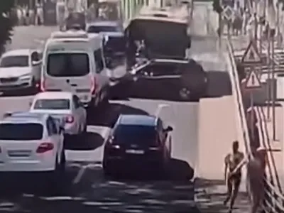 Un autobuz intră pe contrasens și lovește 12 de mașini în Mediaș. Șoferul, beat - Foto: captură video