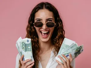 Curs BNR, 16 mai. Moneda euro a crescut puţin. Cursul leu-euro scade spre 5 lei - Foto: Pexels/Pavel Danilyuk