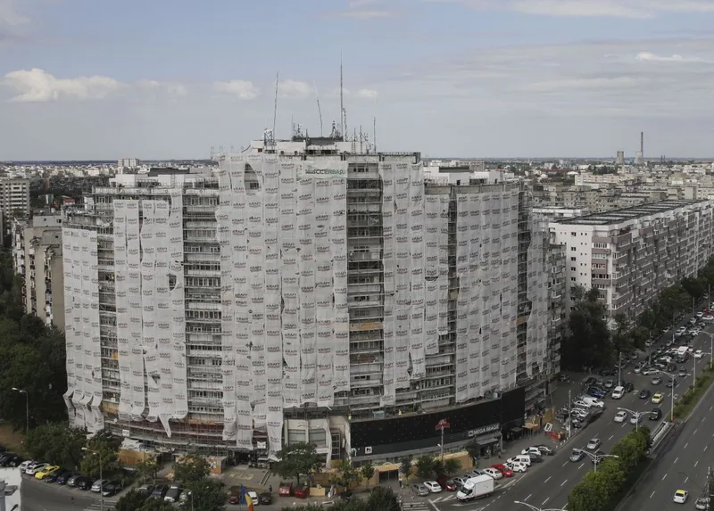 Blocul Rotund, de 18 etaje, din intersecţia Lujerului, de la intrarea &icirc;n Cartierul Militari, plin de antene GSM - Foto: INQUAM PHOTOS/Octav Ganea