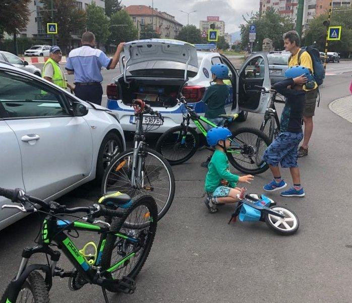 Ambiguity Laugh petal VIRAL Mamă cu 3 copii mici pe biciclete, sancționată de poliție pentru că  au mers pe trotuar | Newsweek Romania