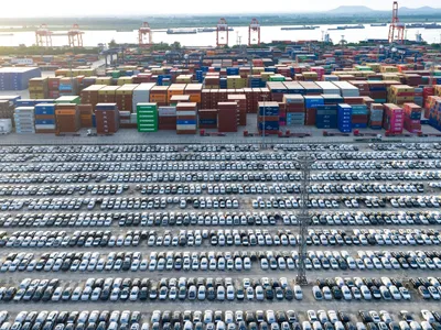 Mii de mașini chinezești așteaptă să fie încărcate pe nave pentru a pleca la export - Foto: Profimedia Images (Imagine cu rol ilustrativ)