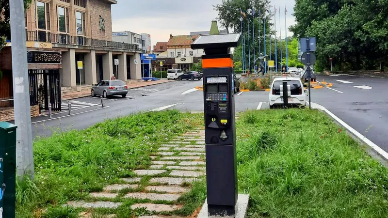 Primăria Constanța se pregătește de sezon montând 45 de automate pentru parcare. / Foto: Primăria Constanța, Facebook