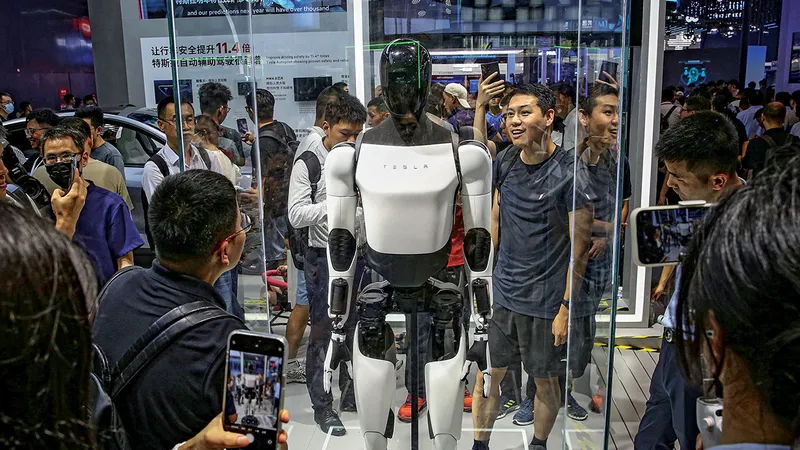LUMI ALE POSIBILITĂȚILOR Robotul umanoid Optimus al Tesla este controlat de la distanță de oameni