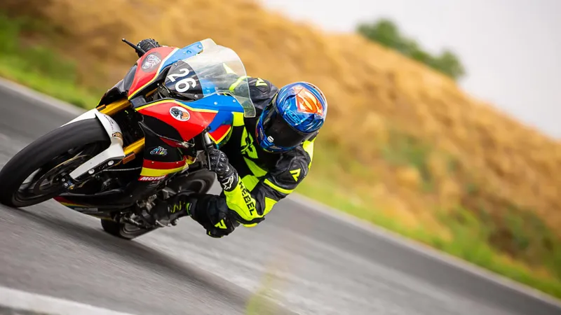 Un pilot român a câștigat, în premieră, o cursă în Campionatului European de Motociclism Viteză - Foto: Facebook/Luca Purdea