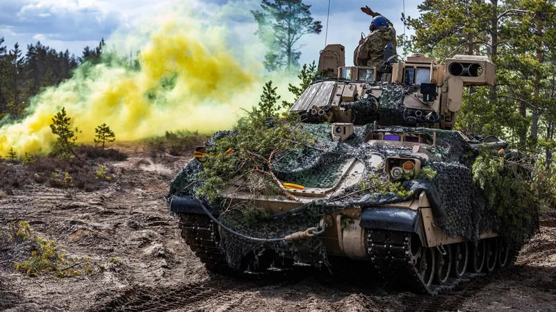 Momentul în care un M2 Bradley nimicește o grupare de trupe rusești ce se pregăteau de asalt - Foto: Profimedia images - Caracter ilustrativ