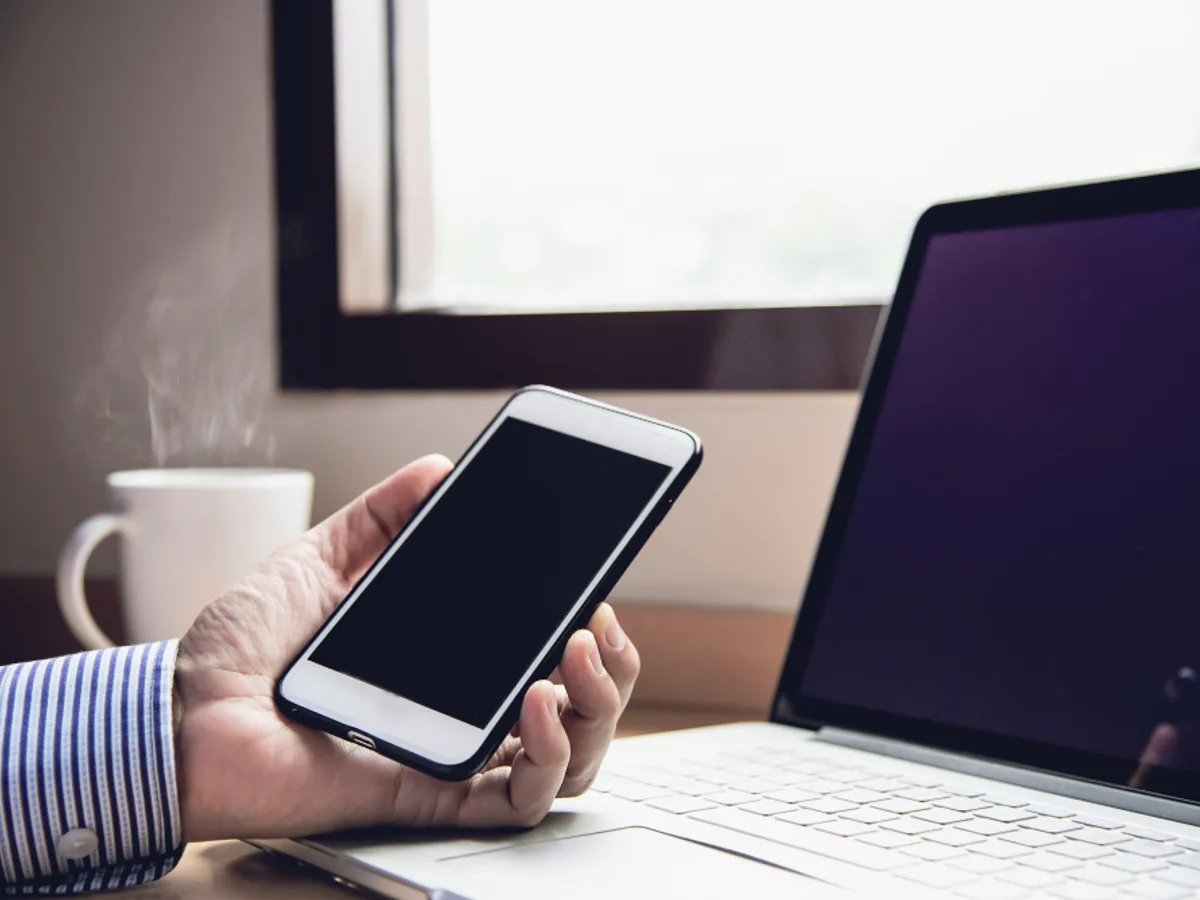 Escrocheria care începe după ce îți închizi telefonul. Ai făcut o greșeală și hackerii profită acum