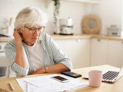 Pensionar, îngrijorat de pensie - Foto: Freepik