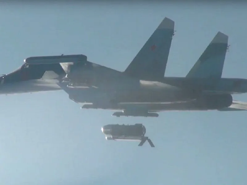 VIDEO Rusia a lansat bomba de 3 tone care distruge buncăre. Avionul de luptă SU-34 o lansează - Foto: Twitter