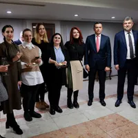 Marcel Ciolacu cu comunitatea de români din Seul- Foto: FACEBOOK