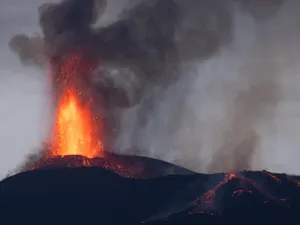 Aeroportul Catania, închis din cauza unei căderi de cenuşă după erupţia vulcanului Etna  Foto: profimediaimages.ro