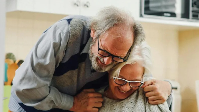 Cuplu în etate uitându-se la o factură - Foto: Pexels/T Leish