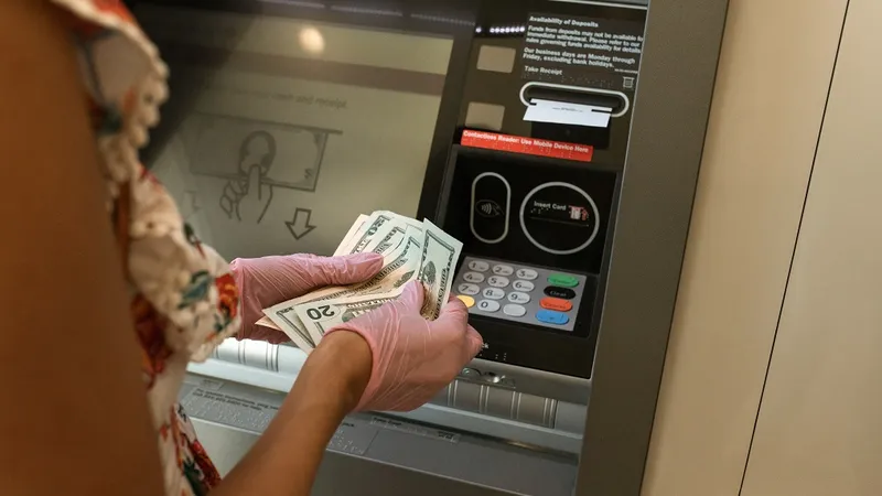 Metoda nouă de furt la bancomat. POți să rămâi fără bani Foto: Pexels.com