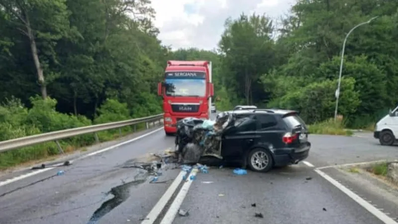 O șoferiță a intrat pe contrasens cu un BMW X3 și s-a înfipt într-un TIR. A decedat pe loc. / Foto: Info Trafic 24, Facebook
