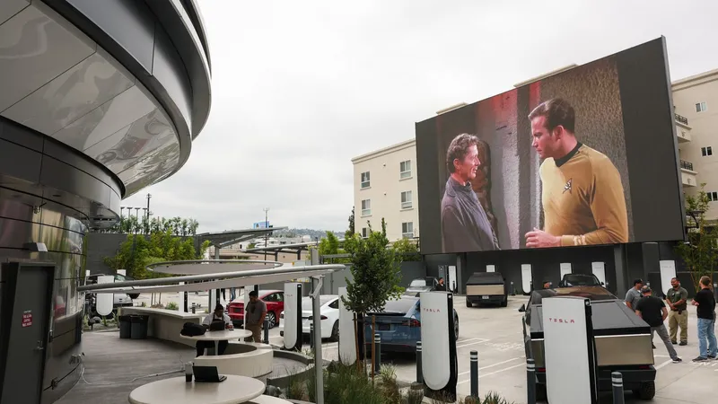 Elon Musk își deschide „cârciumă” retro-futuristă Tesla Drive în Los Angeles. Promisă din 2018 - Foto: Profimedia Images
