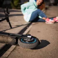 Poliția explică tinerilor cum trebuie să meargă cu trotineta electrică - Foto: Freepik (Imagine cu rol ilustrativ)