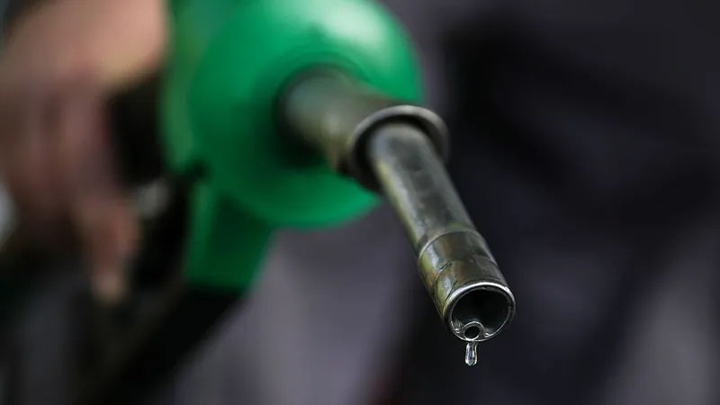 Cu cât se scumpesc iarăşi benzina şi motorina? Care sunt cauzele? - Foto: INQUAM PHOTOS/Octav Ganea