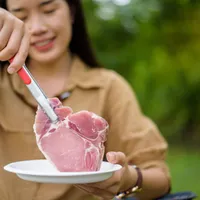 Cum dezgheți carnea, rapid pentru masa de Paști? Nu cu apă caldă și nici la temperatura camerei! - Foto: Freepik (imagine cu rol ilustrativ)