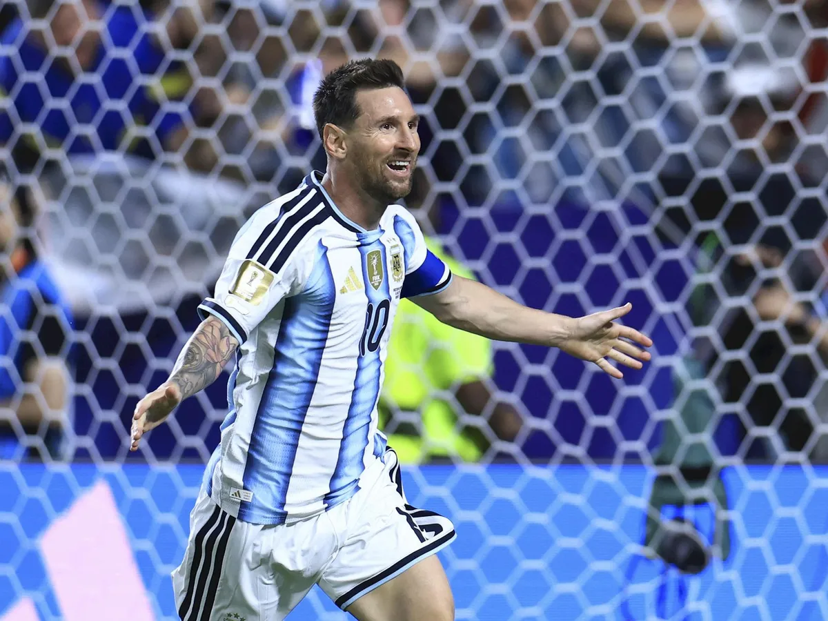 Lionel Messi, omagiat pe toate stadioanele din Argentina, după retragerea sa internaţională