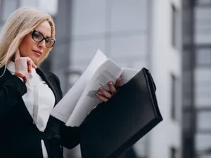 Judecător citind un document - Foto: Freepik