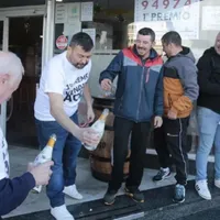 Oameni fericiți după ce au câștigat la loterie Foto: lavozdegalicia.es/Xaime Ramallal