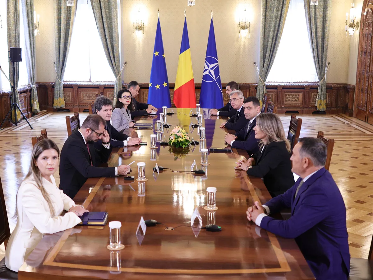Axinia, ultimul de la masă de parte lui George Simion - Foto: INQUAM PHOTOS / Octav Ganea