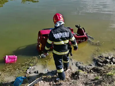 Doi pensionari au căzut cu un triciclu electric într-un canal de irigații plin cu apă și au ajuns la spital - Foto: ISU Giurgiu