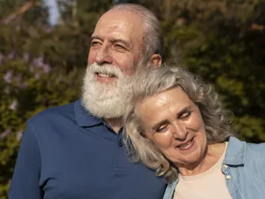Cuplu zâmbitor de pensionari - Foto: Freepik/CC0