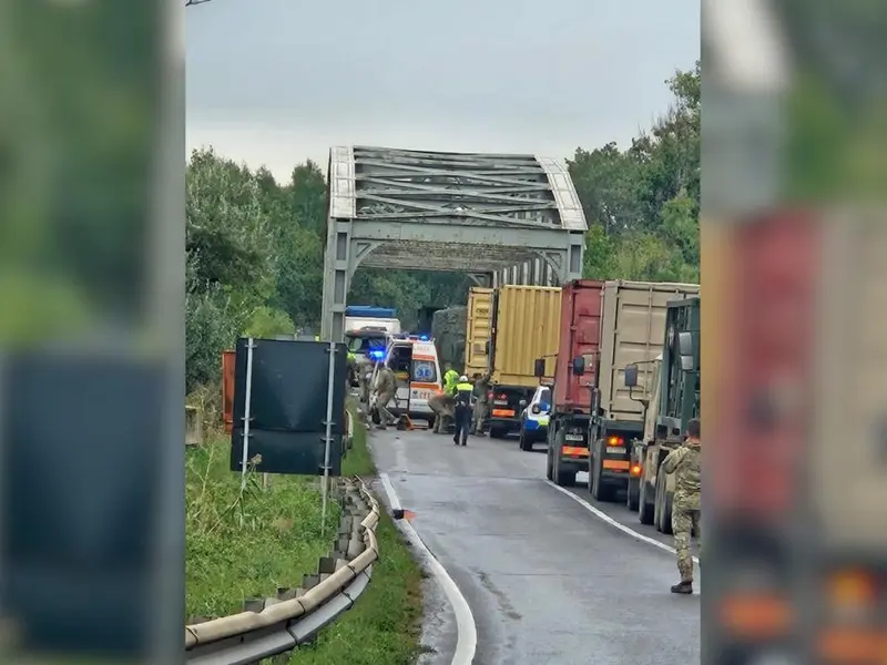 Două convoaie militare au fost implicate într-un accident rutier în Brăila. Un șofer a fost rănit Foto: Centrul Infotrafic