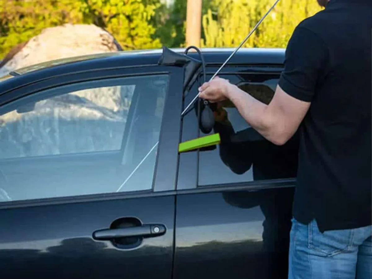 Cum deschizi mașina dacă ai uitat cheia înăuntru?  - Foto: lockpickings.com