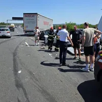 Accident în lanț pe A1. 11 adulți și 3 copii au fost răniți. 7 vehicule, implicate - Foto: News.ro