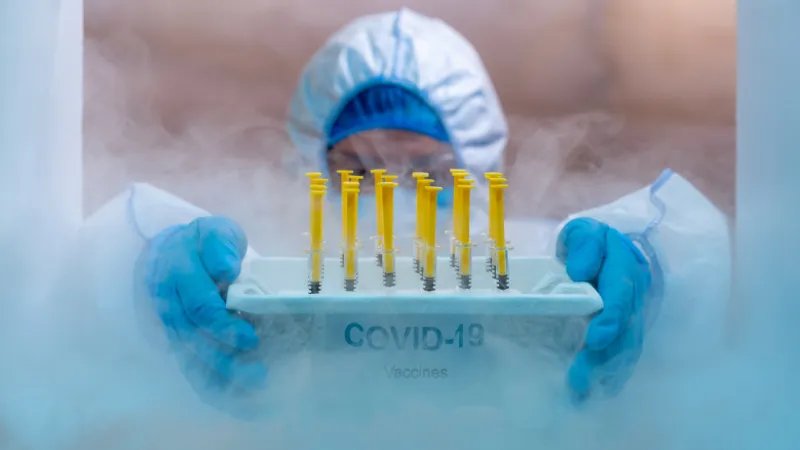 Doze de vaccin anti-COVID scoase din frigider/FOTO: Getty
