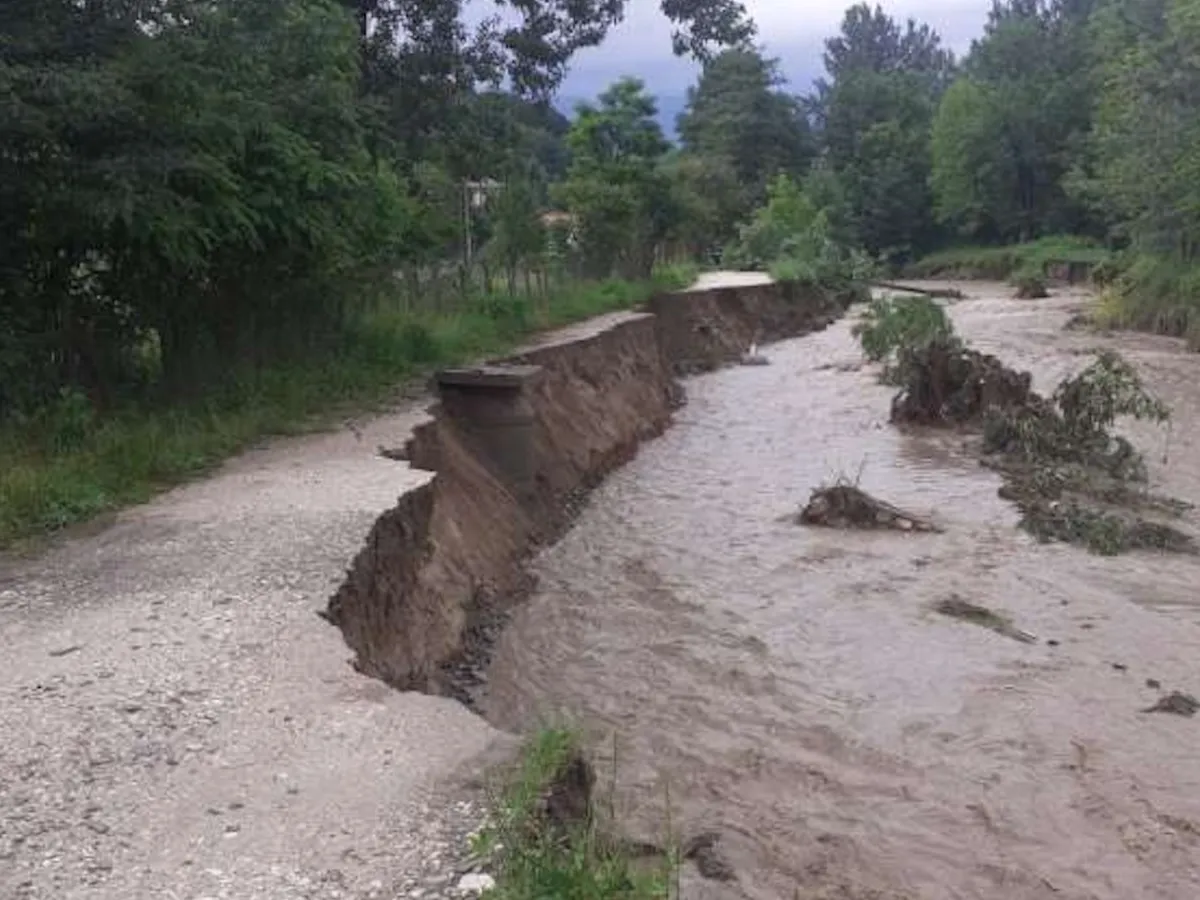 Un drum din Vâlcea, rupt de o viitură pe o lungime de 100 de metri - Foto: ISU