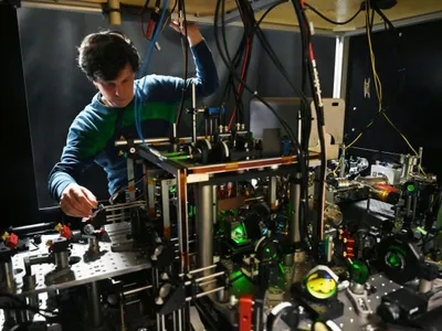 Stuttgart. Florian Meinert, șef de grup la Institutul de Fizică nr. 5 al Universității din Stuttgart, reglează un computer cuantic - Foto: Profimedia Images