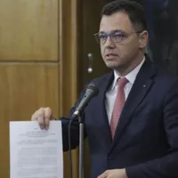 Ștefan-Radu Oprea, la finalul ședinței de guvern din 28 octombrie, ziua în care consilierii săi și soții ai apropiaților săi au fost anunțați că au câștigat un post în diplomația comercială