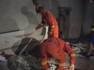 Echipele de salvarea caută supraviețuitori printre ruine. FOTO: Captură video