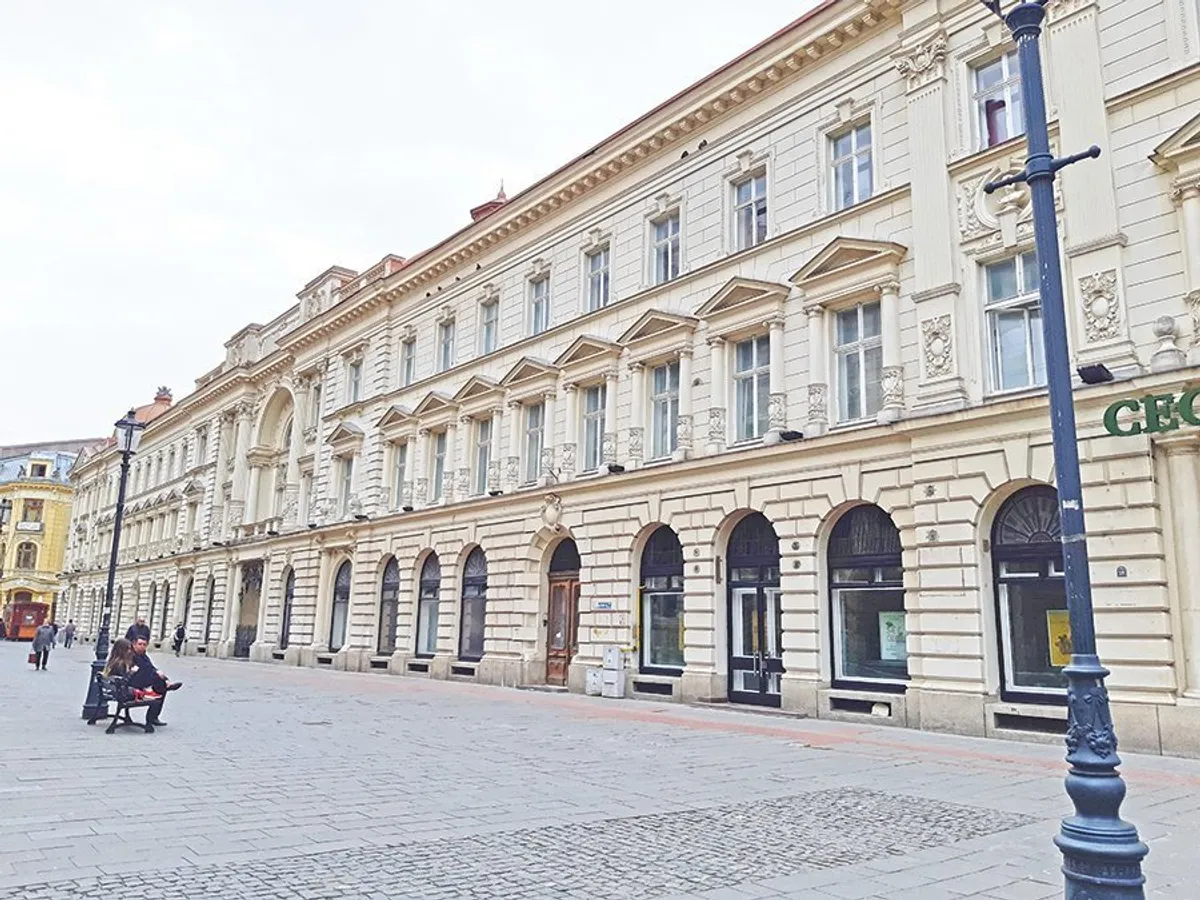 Palatul Dacia, clădirea destinată inițial Pinacotecii, apoi Muzeului Holocaustului, este în continuare neamenajat