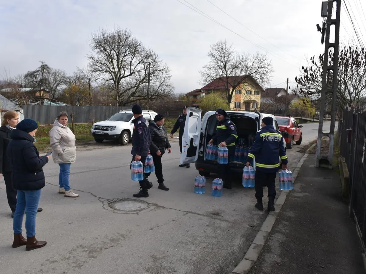 Localinicii din Dâmbovița și Prahova primesc apă potabilă din rezerva de stat - FOTO: ISU Dâmbovița