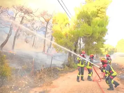 Pompierii români au salvat o mănăstire și mai multe locuințe din calea incendiilor de vegetație din Grecia - Foto: IGSU