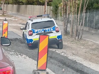 Mașina de polițe blocată în asfalt - Foto: Poliția Brașov