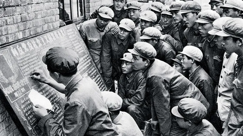 Soldații scriu mesaje de sprijin pentru Mao în timpul Revoluției Culturale