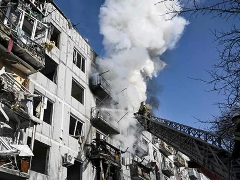 Imagini horror, în Ciuhuiiv. O rachetă rusească a lovit un bloc de locuințe. / Foto: bbc.com